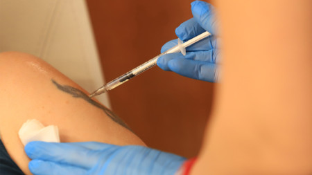 България се ваксинира информирай се ваксинирай се прегърни живота