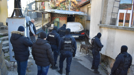В квартал Комлука в Сливен се провежда полицейска акция срещу