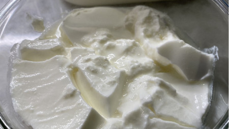 Млечните продукти като киселото мляко помагат за намаляване на високото