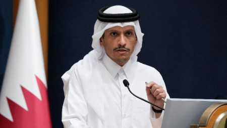 Катарският премиер говори пред медиите в Доха. 