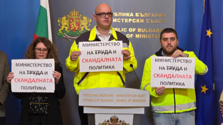 На пресконференцията на синдикатите в МС след заседанието на НСТС. На снимката (от ляво надясно): националният секретар на КНСБ - Иванина Янкова, вицепрезидентът на КНСБ - Тодор Капитанов, главният икономист на КНСБ - Любослав Костов.