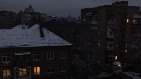 Първи сняг върху жилищни сгради в Киев, обхванати от режим на тока, 17 ноември 2022 г.