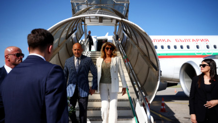 Президентът Румен Радев и съпругата му Десислава Радева пристигат на летище Подгорица - 16 юни 2024 г.