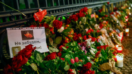 Импровизиран мемориал на мястото на атаката в Красногорск.