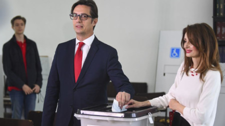 Кандидатът на управляващата коалиция Стево Пендаровски гласува със съпругата си в Скопие.