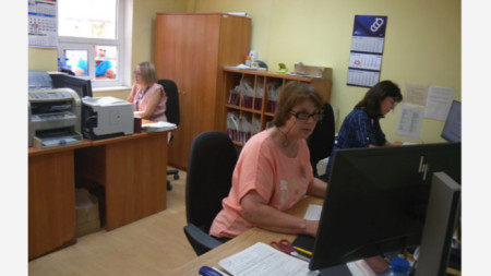 Служителките в паспортното звено в РУ – Кирково