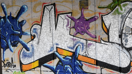Коронавирусите навлязоха трайно в уличното изкуство - графити в Лондон.