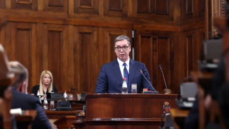 Сръбският президент Александър Вучич (C) в парламента в Белград, архив.