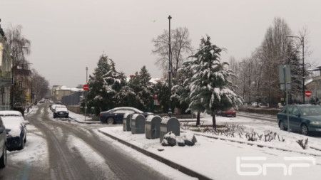 Сняг вали в областите Бургас Сливен и Ямбол  На места е