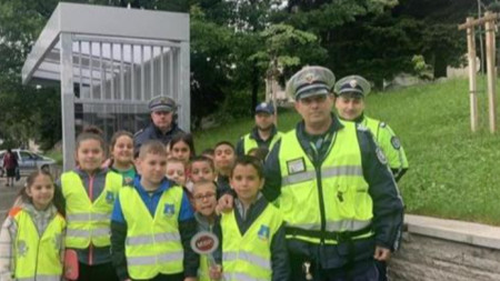 Деца се включиха в полицейска операция по безопасност на движението по улиците в Кюстендил и Бобов дол