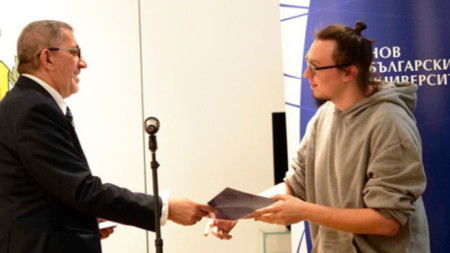 Боян Крачолов получава наградата си от Георги Арнаудов