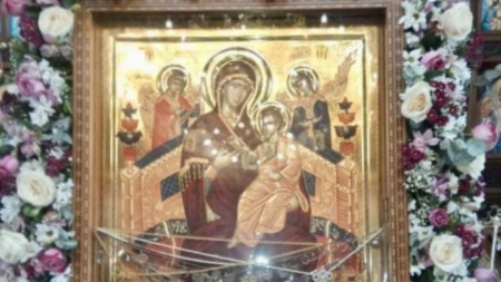 Чудотворната икона Пресвета Богородица Всецарица идва при пациентите и медиците
