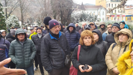 Полиция охраняваше подстъпите към Общината в Кюстендил, където отново имаше протест срещу високите местни данъци и такси