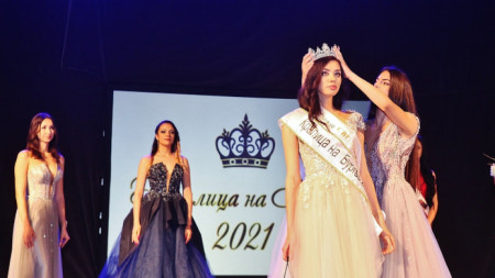 Титлата Кралица на Бургас 2021г грабна 20 годишната красавица Ина Мархолева
