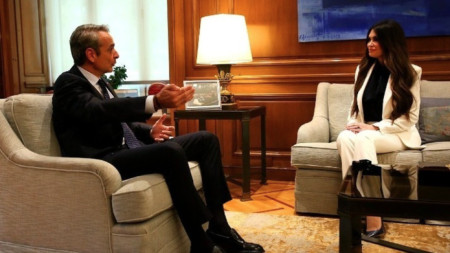 Новият посланик на САЩ в Гърция Кимбърли Гилфойл (вдясно) и министър-председателят на Гърция Кириакос Мицотакис