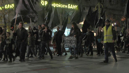 Протестиращите тази вече в София носеха черни знамена и плакат с надпис „Симеонов, ти си срам“.