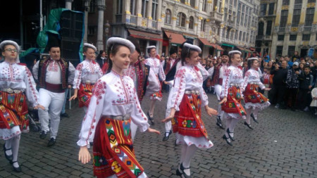 Десетки се включиха в традиционното българско хоро на централния площад в Брюксел по случай Великденските празници