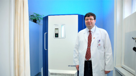 Доц. Любомир Дурмишев - завеждащ сектор по физио и фототерапия към Клиниката по кожни и венерически болести на УМБАЛ 