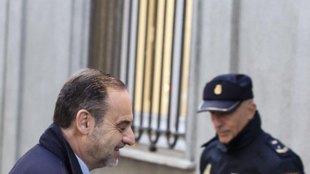 Бившият испански министър Хосе Луис Абалос пристига във Върховния съд на Испания в Мадрид, Испания, 27 ноември 2025 г.
