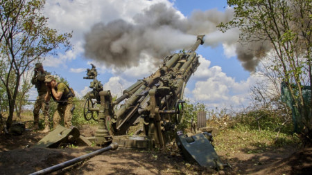 Украински военни стрелят с американска 155-милиметрова гаубица М777 в района на Харков, 29 юли 2022 г.