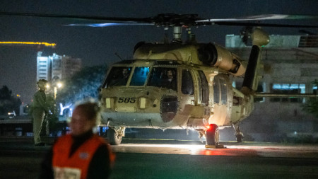 Медицински хеликоптер превозва освободени израелски заложници в болница в Тел Авив, 30.11.2023 г.