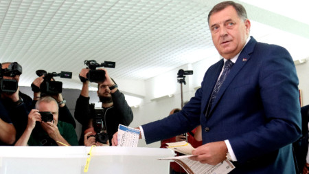 Милорад Додик гласува в избирателна секция в Баня Лука, Босна и Херцеговина, 2 октомври 2022 г.