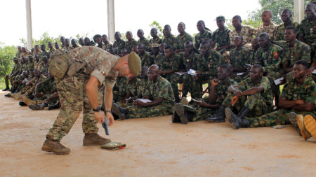 Британски военен обучава нигерийски бойци за борба с 