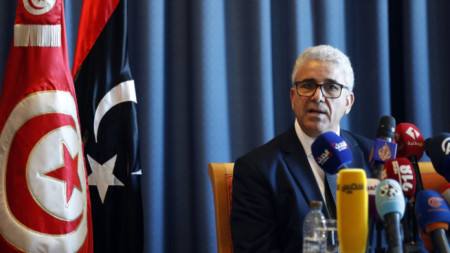 Фатхи Башага пристигна със свои министри в Триполи, но напусна столицата на Либия часове по-късно