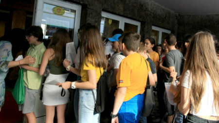 Ученици в София влизат за матурата по български език и литература през 2019 г.