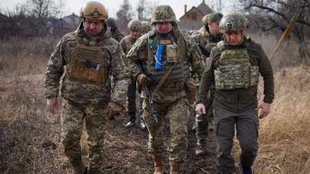 Президентът на Украйна Володимир Зеленски (вдясно) на фронтовата линия край Донецк, 17 февруари 2022 г.