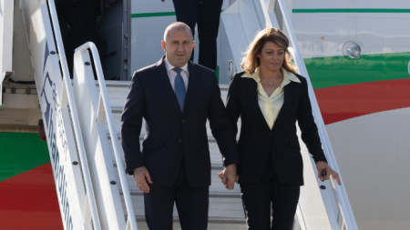 Българския държавен глава Румен Радев пристига със съпругата си Десислава Радева на официално посещение в Република Молдова по покана на молдовския президент Мая Санду.  