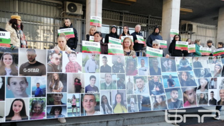 Преди съдебното заседание близки на деца и младежи, загинали при катастрофи протестираха пред Съдебната палата. 