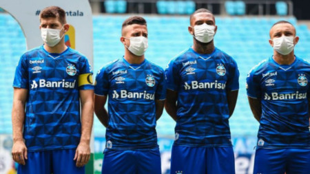 Футболистите на Гремио с маски на терена.