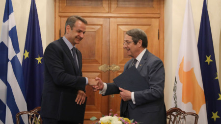 Премиерът на Гърция Кириакос Мицотакис (вляво) и президентът на Кипър Никос Анастасиадис