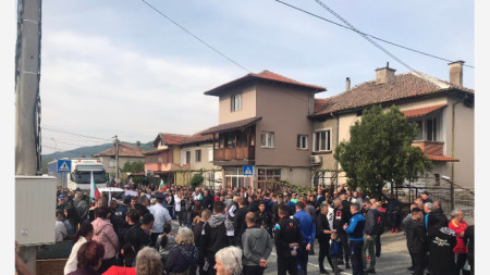 Жители на община Симитли излязоха на мирен протест и блокираха