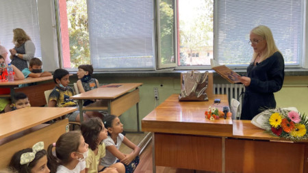 Албена Павлова чете приказки на деца в училище „Олимпи Панов“ в Русе.