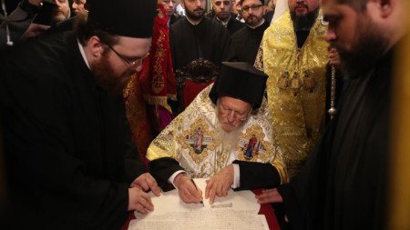 Вселенският патриарх Вартоломей подписва в Истанбул томоса за автокефалията на Украинската православна църква.
