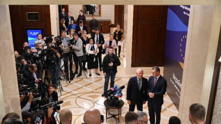 Върховният представител на ЕС за външната политика Жозеп Борел (вляво) и министърът на външните работи на Украйна Дмитро Кулеба - Киев, 2 октомври 2023