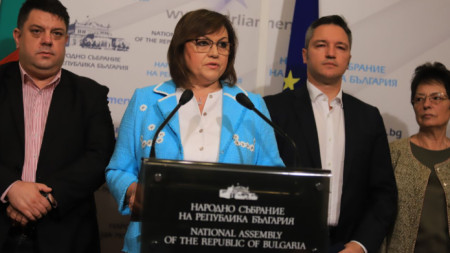 Корнелия Нинова прави изявление в Народното събрание в присъствието на членове на БСП. 