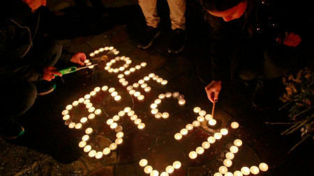 30 октомври 2019 - жители на Букурещ палят свещи памет на загиналите при пожара в клуб 