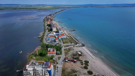 Поморийското езеро и част от плажната ивица на града, заснети с дрон