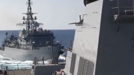 Кадър от видео, разпространено от Пети американски флот, показва руския кораб в непосредствена близост до американския.