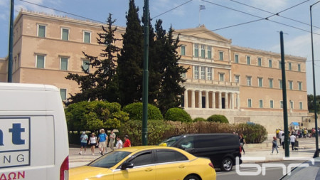Новоизбраните гръцки депутати няма да се задържат дълго в парламента