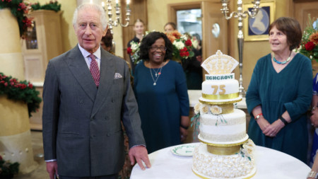 По случай рождения си ден Чарлз III разряза снощи 3-етажна торта.
