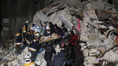 Спасители претърсват развалините на сграда за оцелели след земетресението в провинция Идлиб, Сирия, 6 февруари 2023 г. 