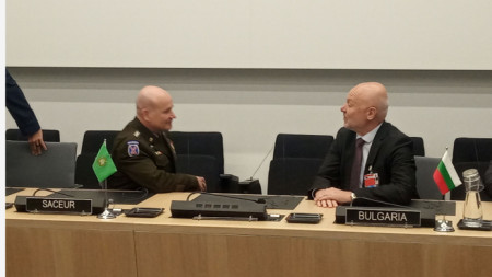 Министърът на отбраната Тодор Тагарев (вдясно) но време на срещата на военните министри от НАТО - Брюксел, 11 октомври 2023
