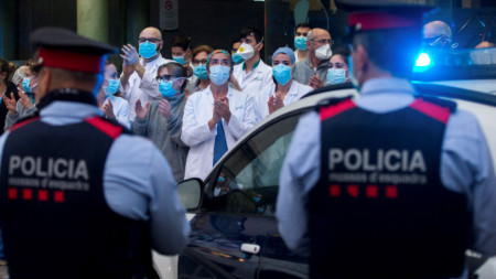 Медици аплодират органите на реда в Барселона, 6 април 2020 г.