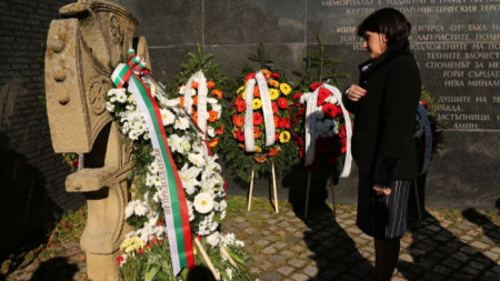 Председателят на парламента Цвета Караянчева на церемонията в София по отдаване на почит на жертвите на комунистическия режим. 
