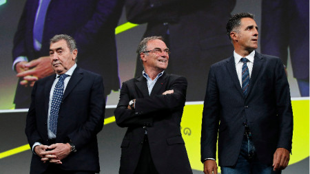 Легендите еди Меркс, Бернар Ино и Мигел Индурайн (от ляво - на дясно) по време на представянето на Тур дьо Франс днес в Париж.