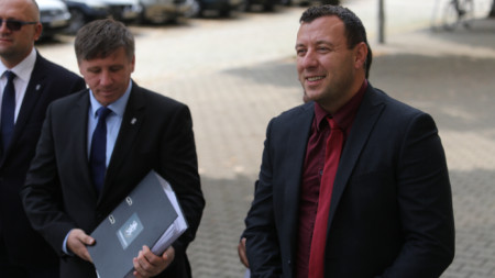 Петър Петров (дясно) внесе документите в ЦИК.
